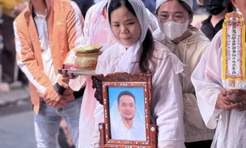 Đám tang tài xế taxi bị bắn tử vong, 2 con nhỏ liên tục hỏi: 'Cha đi đâu vậy mẹ?'