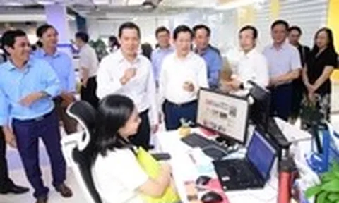 Đại biểu Bộ Văn hóa, TP.HCM cùng đại diện nhiều cơ quan báo chí tham quan tòa soạn báo Tuổi Trẻ