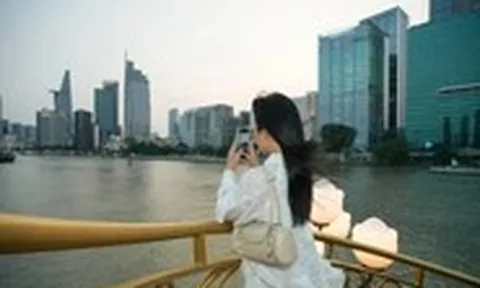 Uống trà chiều trên du thuyền, chụp ảnh TP.HCM lung linh ánh đèn