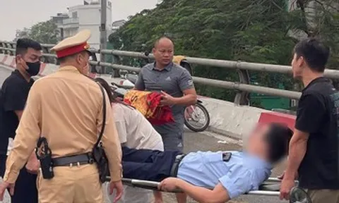 Dầu loang 50m trên cầu vượt ở Hà Nội, nhiều xe máy trượt ngã giờ cao điểm