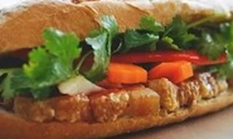 Bánh mì heo quay bất ngờ vào top 100 món ngon nhất Đông Nam Á, qua mặt cả phở