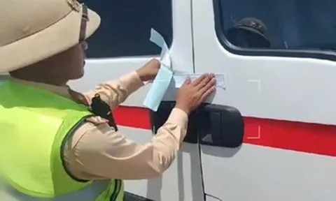Xe cứu thương 'rởm' bị CSGT niêm phong trên cao tốc