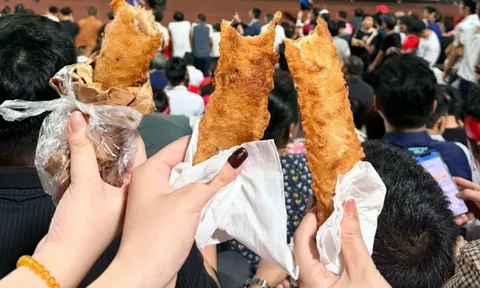 Cổ động viên 'bắt trend' chuối chiên như Xuân Son