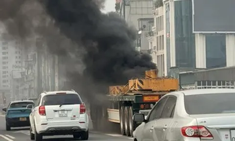 Ô tô đầu kéo bất ngờ cháy ngùn ngụt trên Vành đai 3, Hà Nội