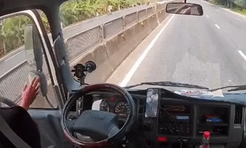 Khoảnh khắc tài xế xe tải cứu bé gái 2 tuổi giữa quốc lộ