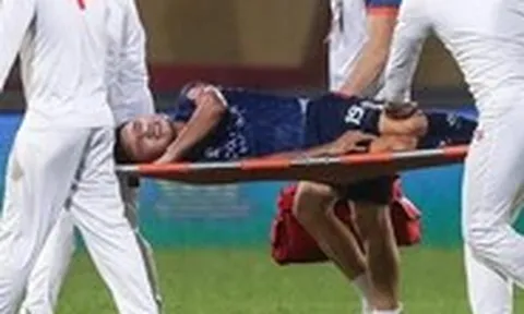 Quang Hải lên cáng sau va chạm mạnh với Quế Ngọc Hải