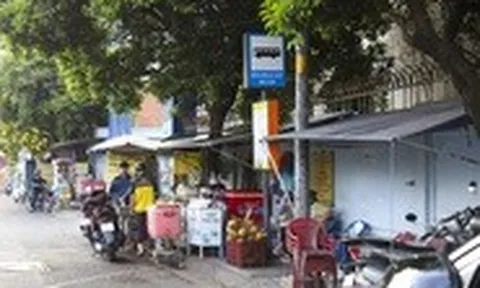 Nhiều vỉa hè đến trạm xe buýt tại TP.HCM bị lấn chiếm, nhà chờ, điểm dừng thành nơi bỏ rác, đậu xe