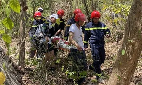 Cảnh sát băng rừng cứu nữ du khách nước ngoài gãy chân khi leo núi ở TPHCM