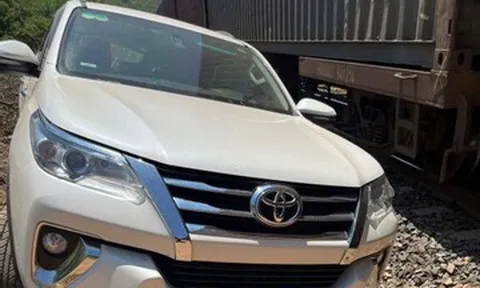 Tàu hàng tông ôtô 7 chỗ băng qua đường sắt, 3 người bị thương