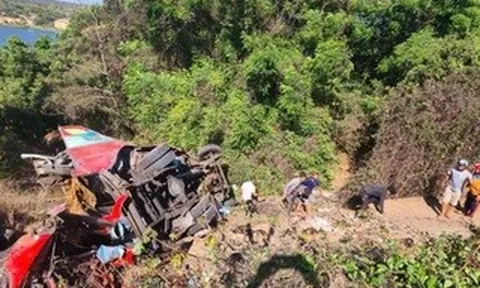 Xe khách lao xuống vực ven hồ Bàu Trắng, 3 người tử vong