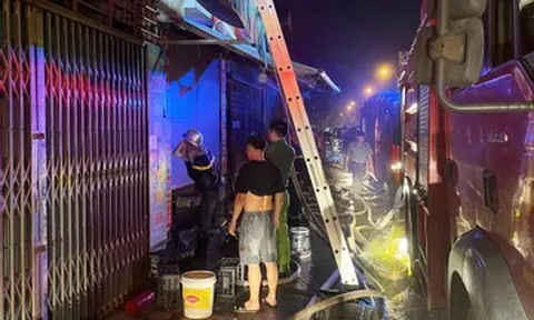 Hà Nội: Cháy nhà có 2 người mắc kẹt bên trong lúc rạng sáng