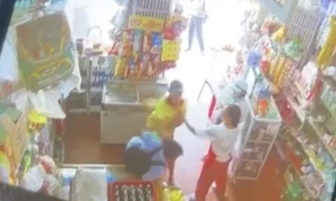 Nam sinh bị người đàn ông đánh tới tấp tại quầy tạp hóa