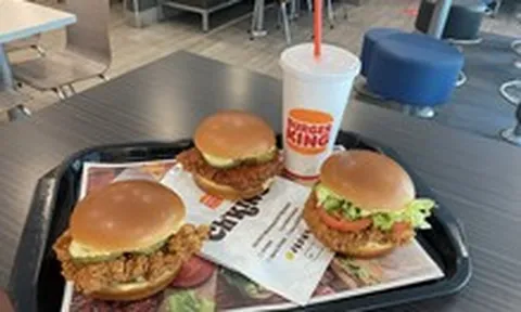 Trái ngược hai chuỗi burger Mỹ tại Việt Nam: Một đóng bớt, một chuẩn bị mở cửa hàng đầu tiên