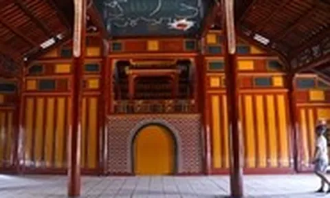 Nhà hát cung đình độc đáo nhất Việt Nam đang bị trùng tu ra sao?