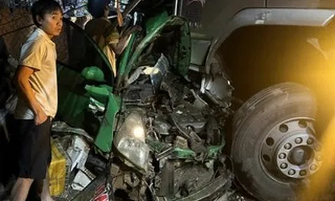 Lâm Đồng: Xe tải tông bẹp đầu xe taxi, 3 người thương vong