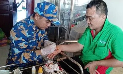 Quân y Nhà giàn DK1/7 kịp cứu ngư dân bị cá chình cắn