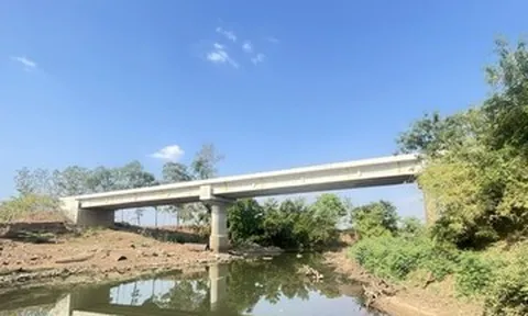 Cầu Tình hơn 100m bỗng dưng dừng thi công, người dân lo lắng trước mùa mưa