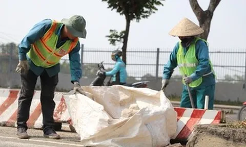 Hơi nóng hầm hập bủa vây, người dân TPHCM vật lộn dưới nắng 40 độ C