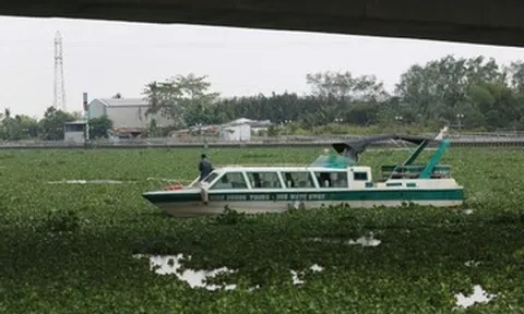 Người đàn ông đi xe máy đến cầu bất ngờ nhảy xuống, không ai kịp ngăn