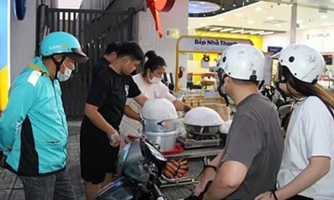 Người dân TPHCM vượt đường xa, xếp hàng chờ mua món ngon nổi trên mạng
