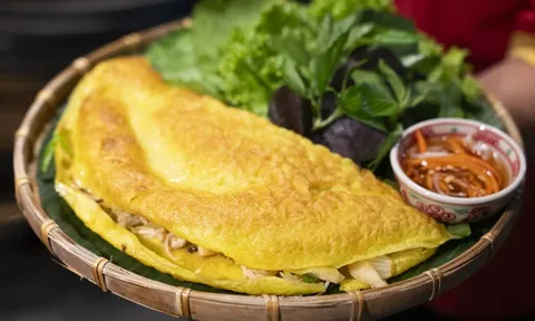 Vì sao món bánh 'xèo xèo' khiến khách Tây chấp nhận xếp hàng chờ ăn?