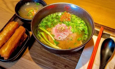 Chi Pu chuyển nhượng nhà hàng phở tại Trung Quốc