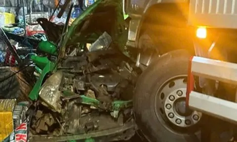 Xe taxi va chạm ô tô tải rồi cả hai lao vào chợ, tài xế tử vong