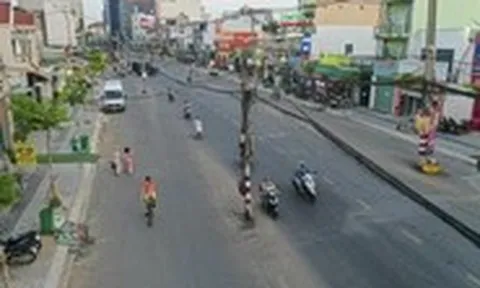 Khoảng 200 cột điện chờ di dời trên đường Nguyễn Thị Định vừa mở rộng 30m