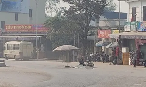 Xe máy điện va chạm xe ô tô phục vụ tang lễ, 1 người tử vong