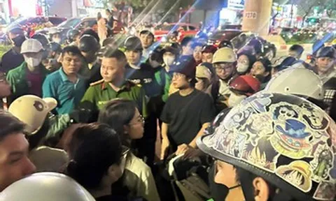 Hà Nội: Người phụ nữ bị tấn công trên đường Xuân Thủy, gục tại chỗ