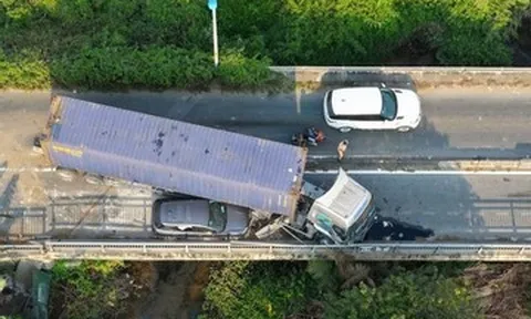 Xe container đè ô tô 7 chỗ ở TPHCM, nghìn xe 'chôn chân' nối đuôi nhau