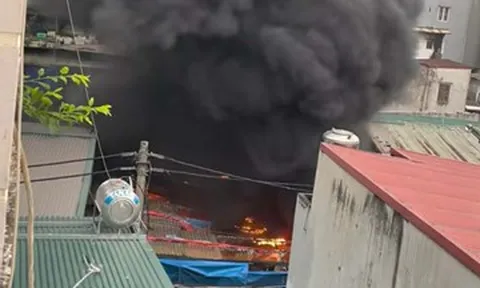 Cháy tại kho đông lạnh ở Hà Nội, thiệt hại 6 xe máy và 1 ô tô