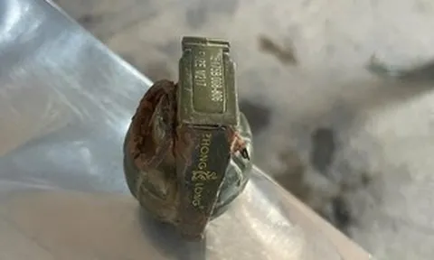 Học sinh lớp 8 mang lựu đạn nhặt được còn nguyên kíp nổ giao nộp CSGT