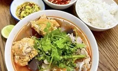 Bún bò Huế ăn với cơm nguội, có phải nhà quê?