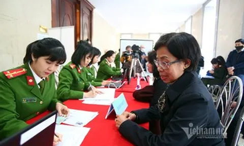 Chiến dịch căn cước: Xúc động chuyện công an mang phấn son làm đẹp cho cụ già