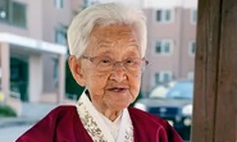 Bà cụ Kang Gye Yeol trong Mình ơi, xin đừng qua sông qua đời