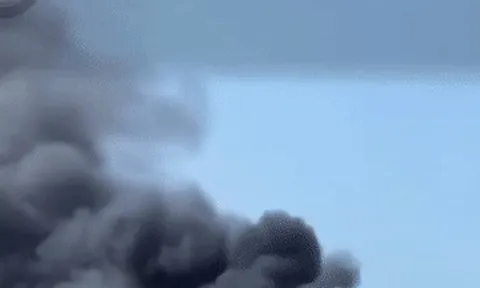 Lửa bao trùm, xe khách cháy trơ khung trên quốc lộ