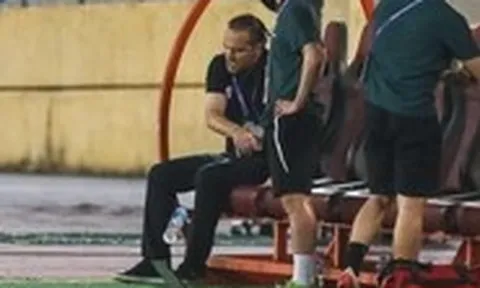 HLV Popov vứt thẻ, ném chai nước vì cay trọng tài ở trận gặp Thanh Hóa