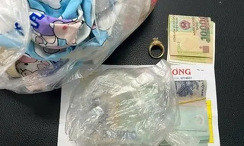 Nhẫn vàng cùng hàng chục triệu đồng bị bỏ quên trên bãi biển Đà Nẵng