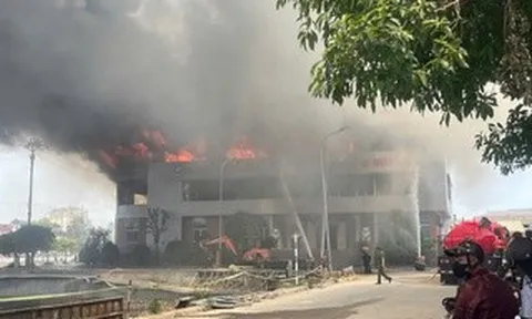 Cháy kinh hoàng ở Hà Tĩnh, thiệt hại ước tính hàng trăm tỉ đồng