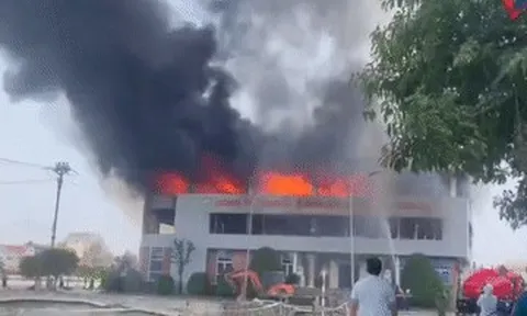 Cháy lớn tại công ty chế biến gỗ, cột khói đen bốc cao hàng chục mét