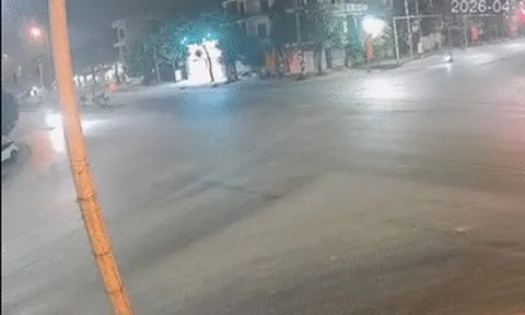 Khoảnh khắc xe cứu thương chở 4 người va chạm xe bán tải rồi lật nghiêng