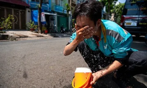 Nắng nóng đỉnh điểm, người dân vật lộn mưu sinh