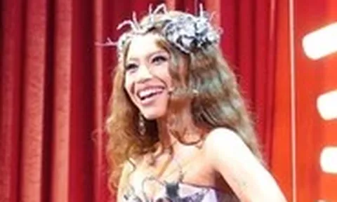 Tiếp nối vở kịch Đảo hoa hậu, Nữ hoàng giải trí lại tiếp tục sốt vé