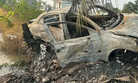 Ô tô chở 2 người bất ngờ bốc cháy ngùn ngụt, trơ khung