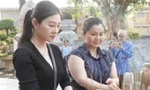 Tú Sương, Quế Trân, Võ Minh Lâm thắp nhang ở lăng Lê Văn Duyệt, xin phép làm vở cải lương về ông