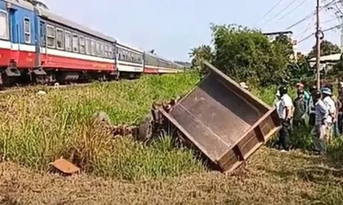 Hiện trường vụ va chạm giữa tàu hỏa và xe công nông, 3 người thương vong