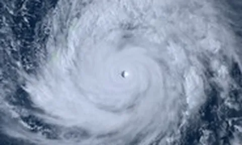 Hình ảnh vệ tinh siêu bão Sinlaku, mắt bão rõ nét, mạnh nhất thế giới từ đầu năm