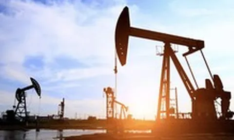 Đọc nhanh 13-4: Giá dầu vọt lên gần 104 USD/thùng; đồng USD mạnh lên, vàng giảm