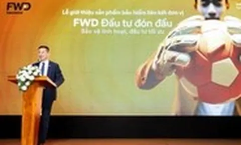 Thấy gì qua hình ảnh quả bóng và găng tay của “FWD Đầu tư đón đầu”?